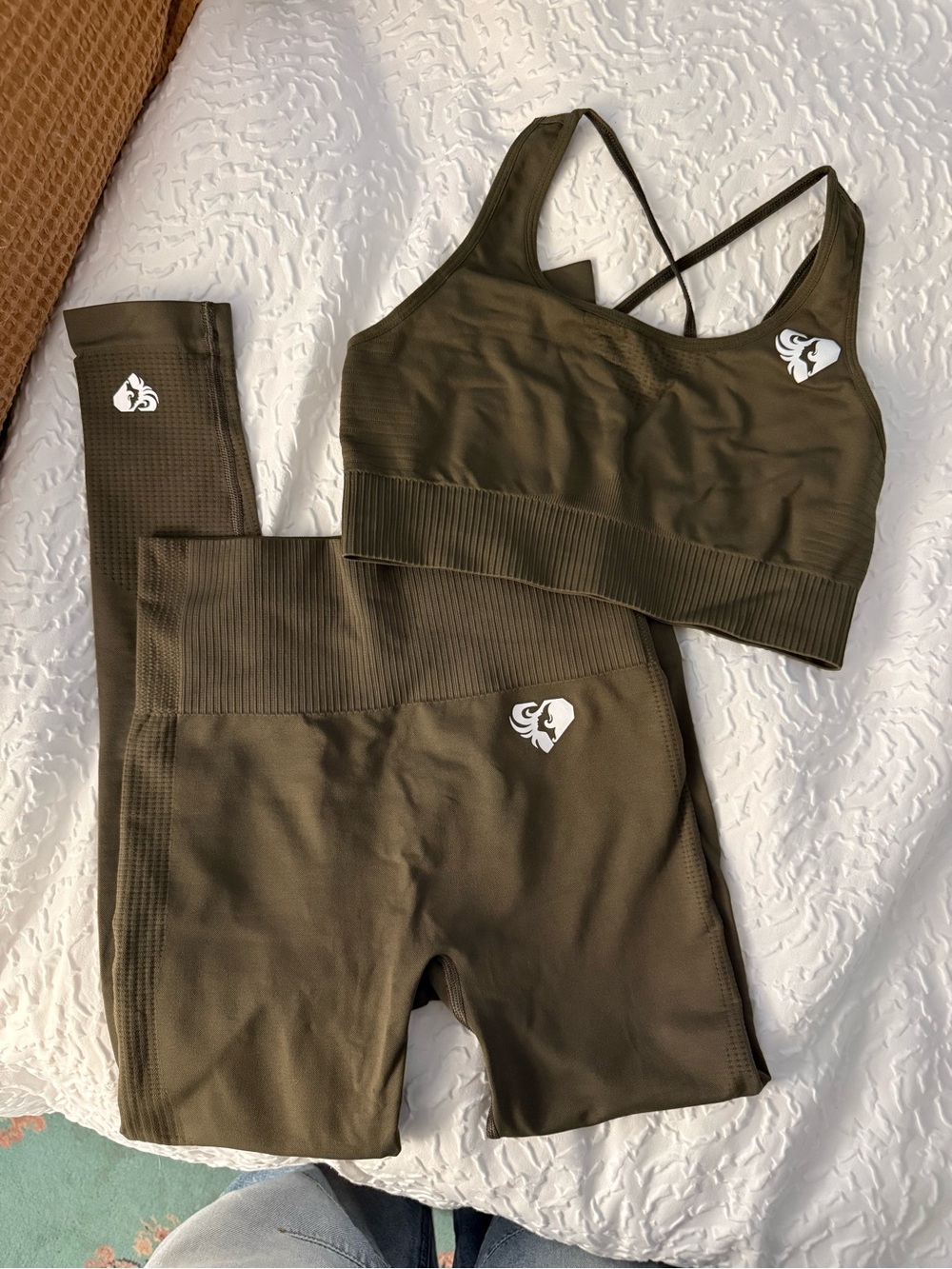 Olive Seamless Cross-Back Sports Bra - Women's Active Support